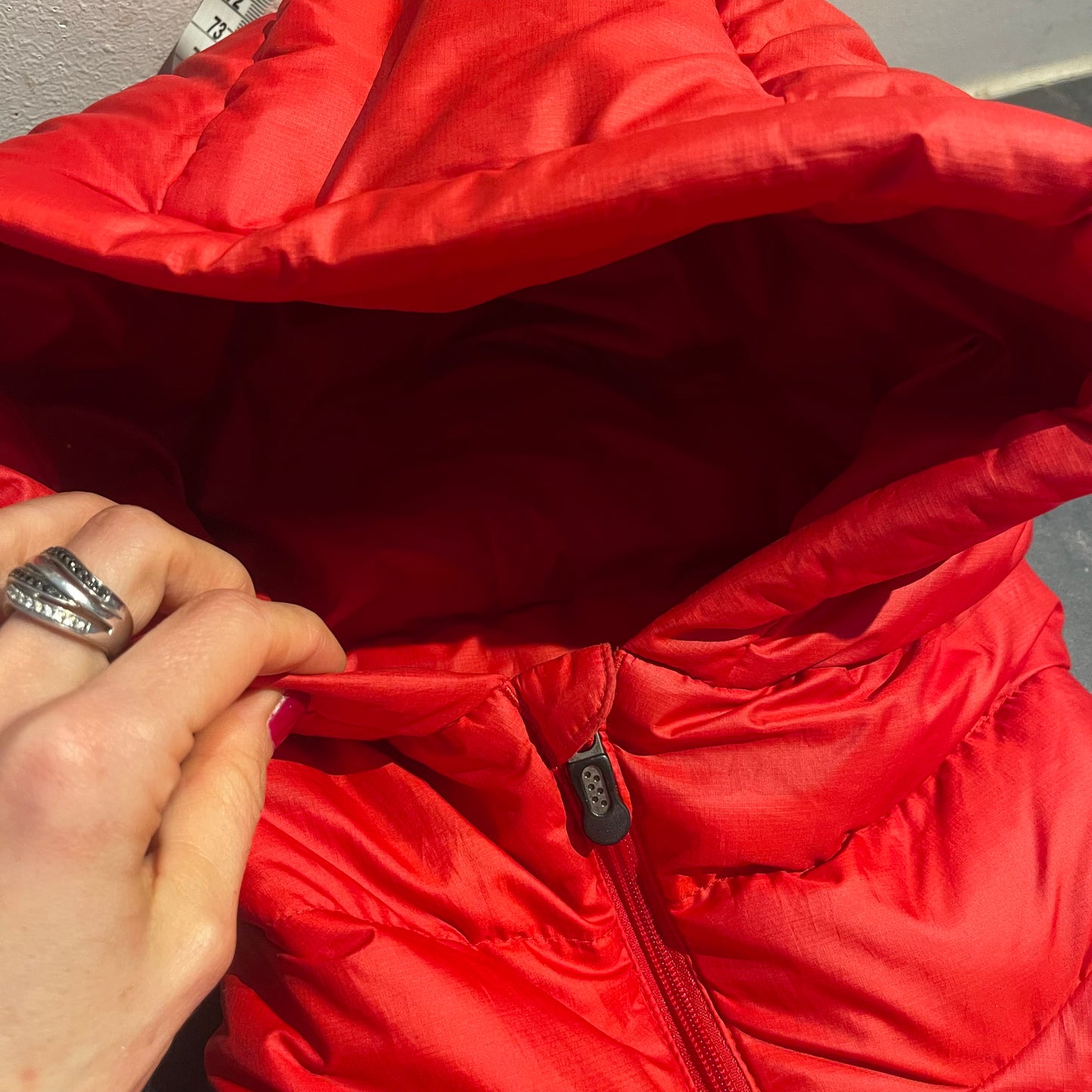 Patagonia Isolations- Daunen Jacke (M Herren) rot mit Kapuze