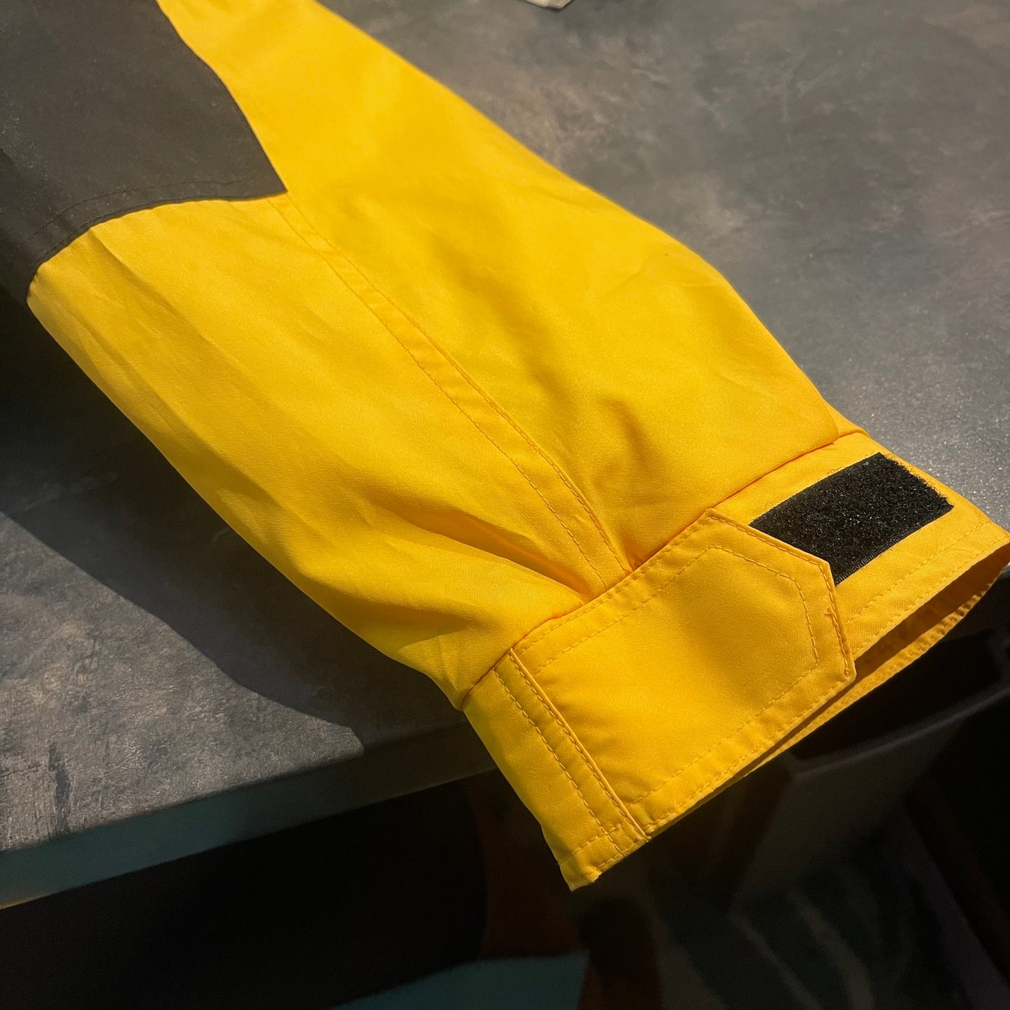 Leicht gefütterte Regen Jacke von Vaude (XL Herren) gelb schwarz