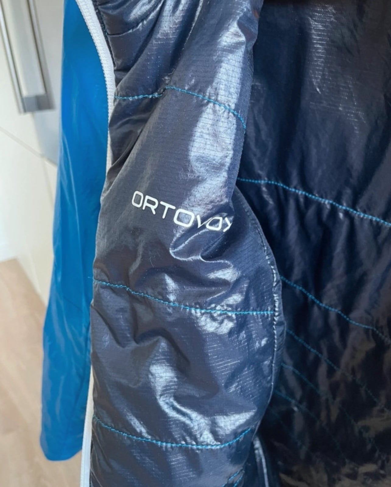 Wende Jacke von Ortovox Swisswool inside (L Damen) schwarz blau