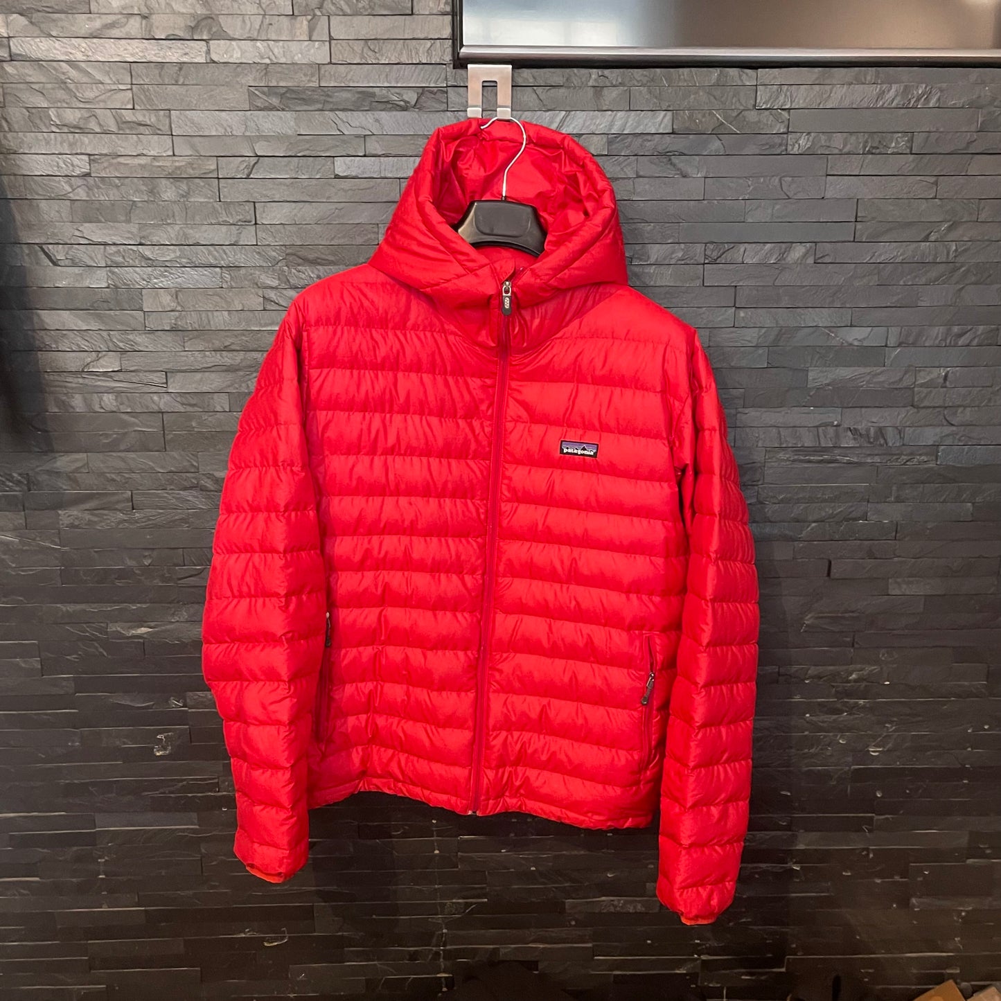 Patagonia Isolations- Daunen Jacke (M Herren) rot mit Kapuze