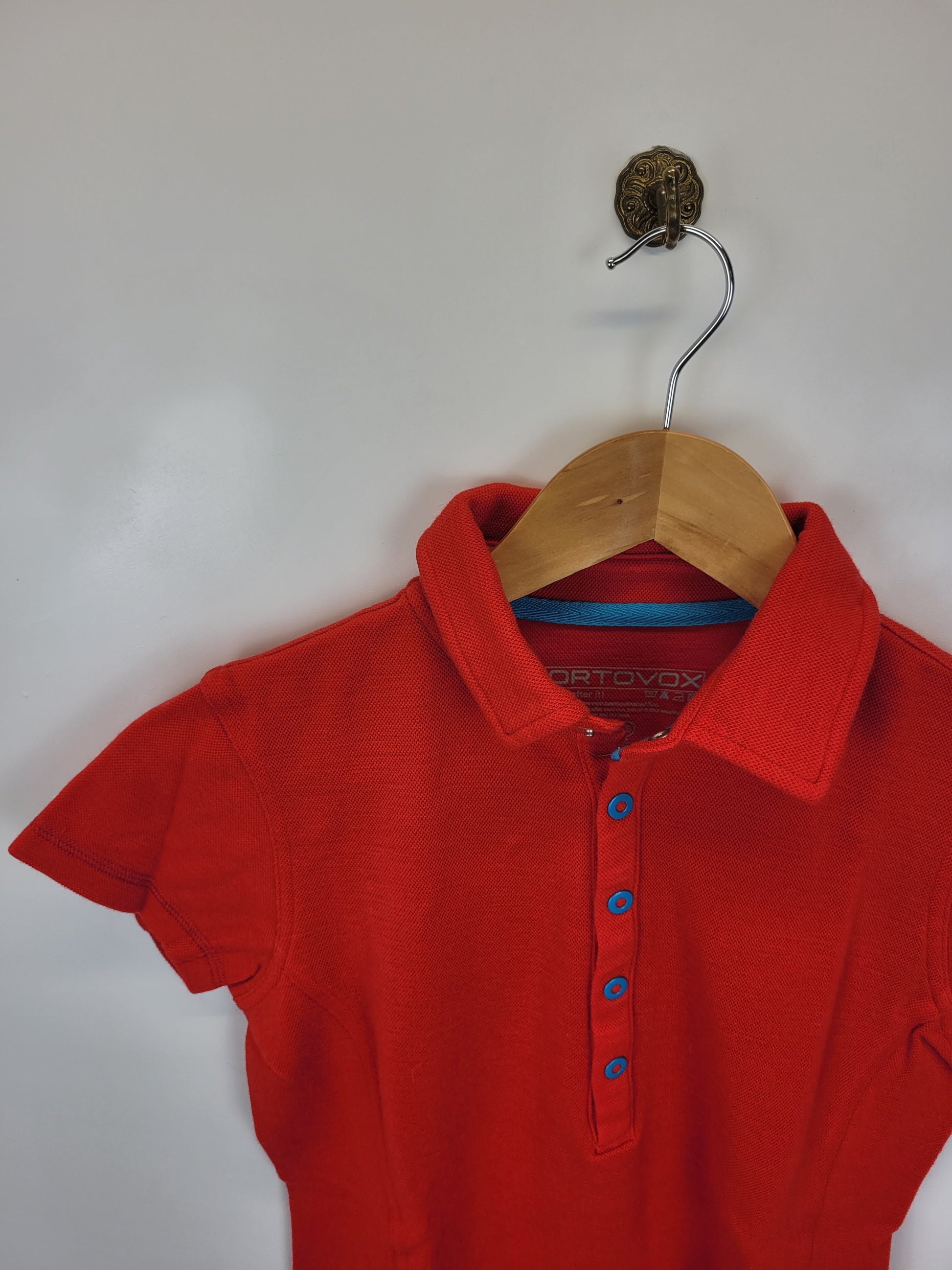 Rotes Poloshirt von Ortovox in Größe XS (Damen) - wanderlich.com