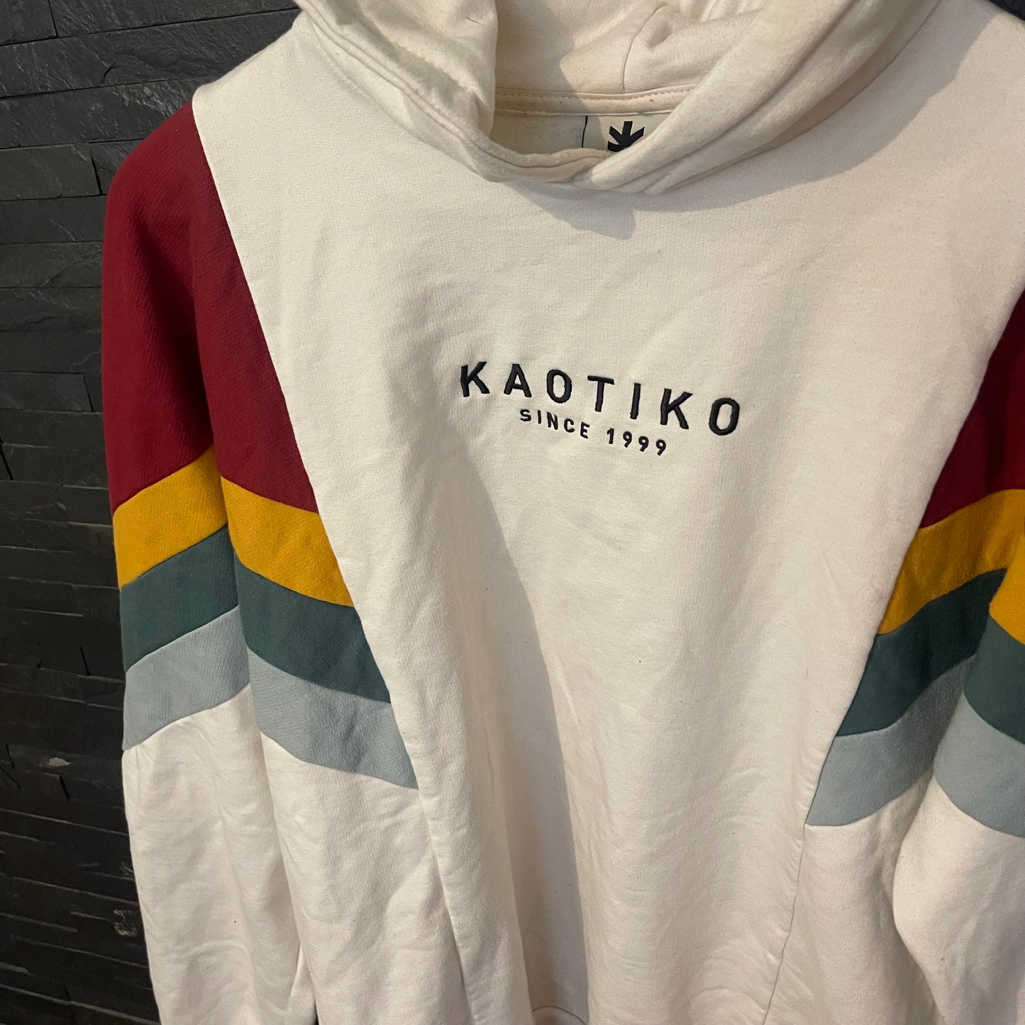 Hoodie von Kaotiko in Größe L / XL weiß bunt