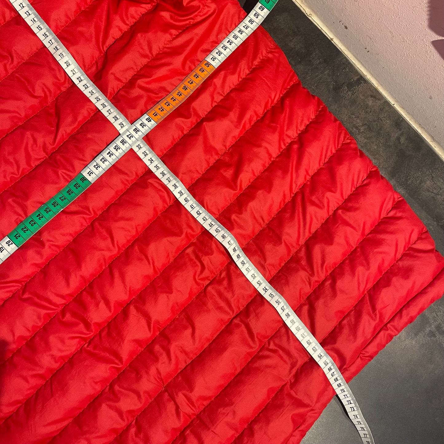 Patagonia Isolations- Daunen Jacke (M Herren) rot mit Kapuze