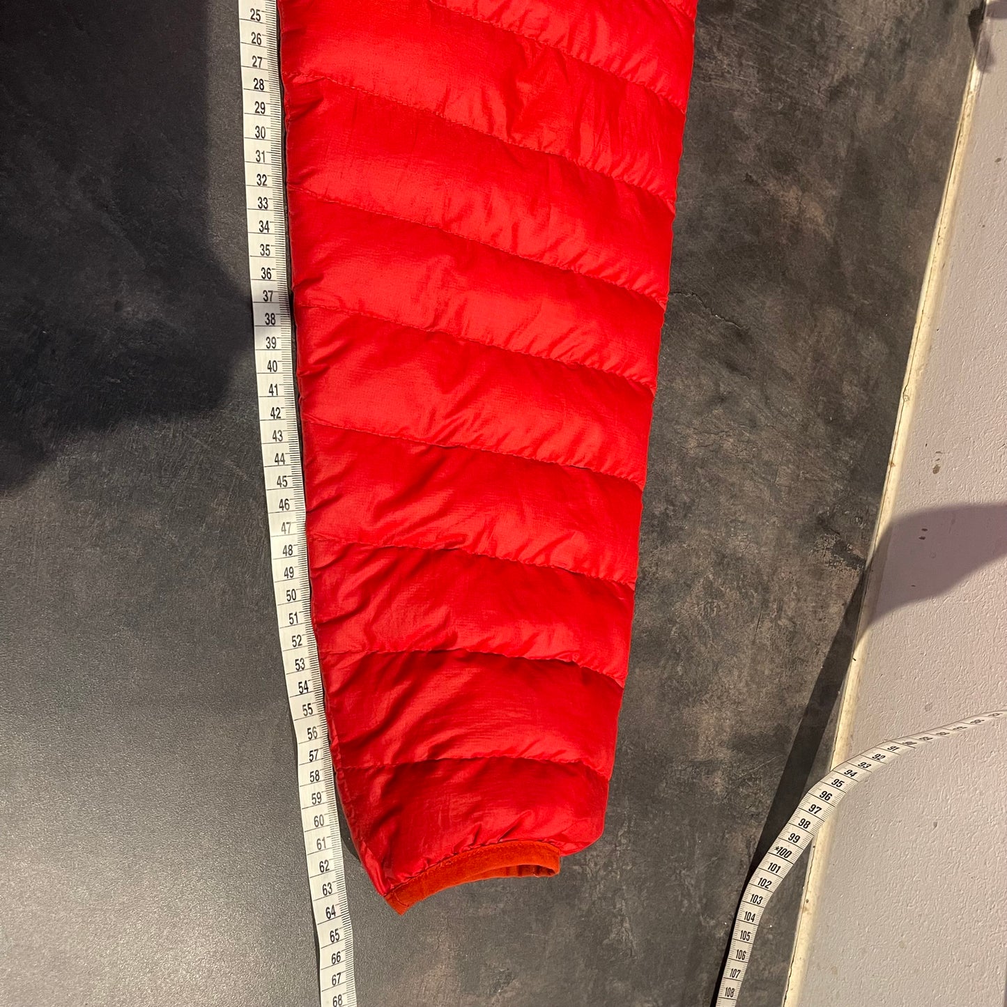 Patagonia Isolations- Daunen Jacke (M Herren) rot mit Kapuze