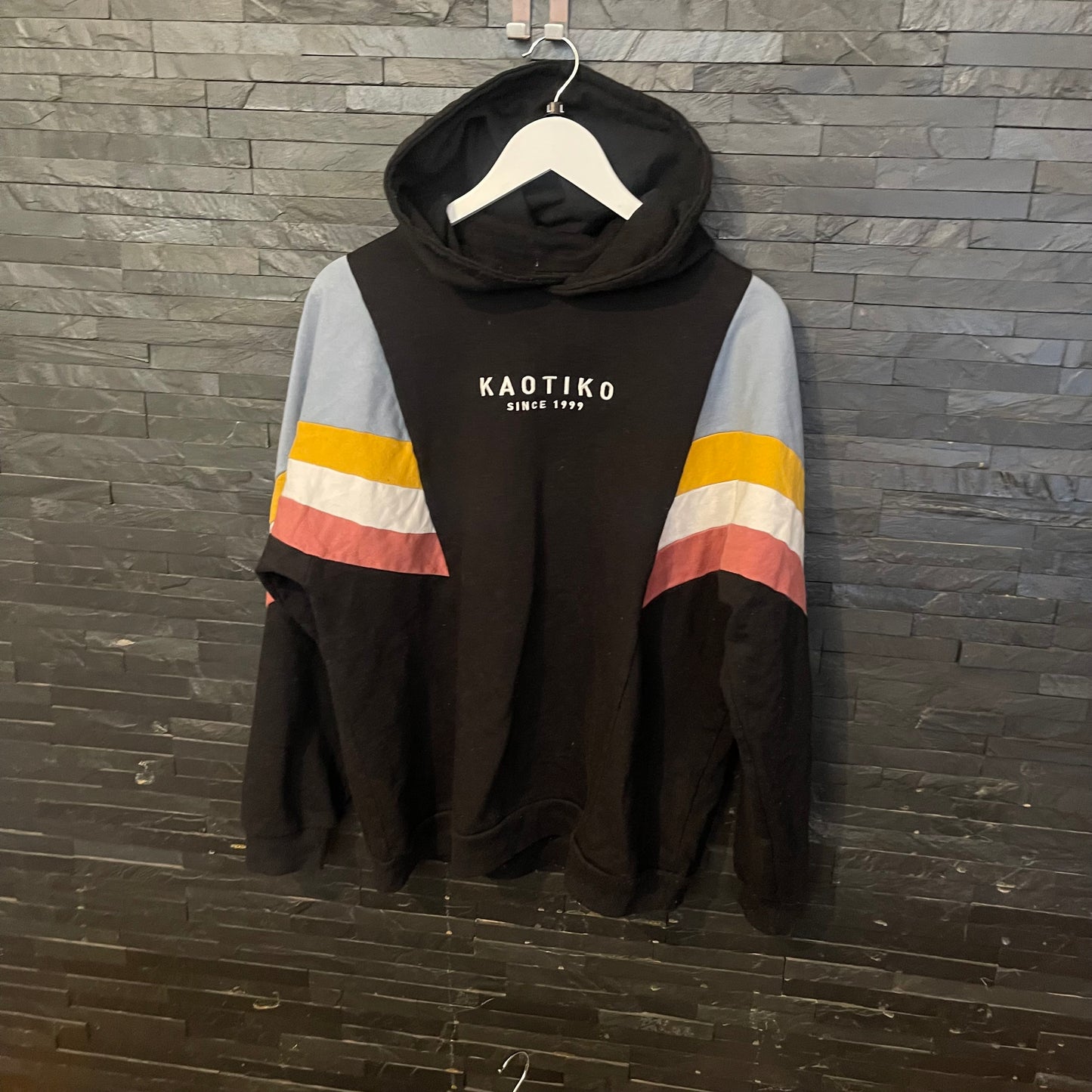 Hoodie von Kaotiko in Größe L / XL schwarz bunt