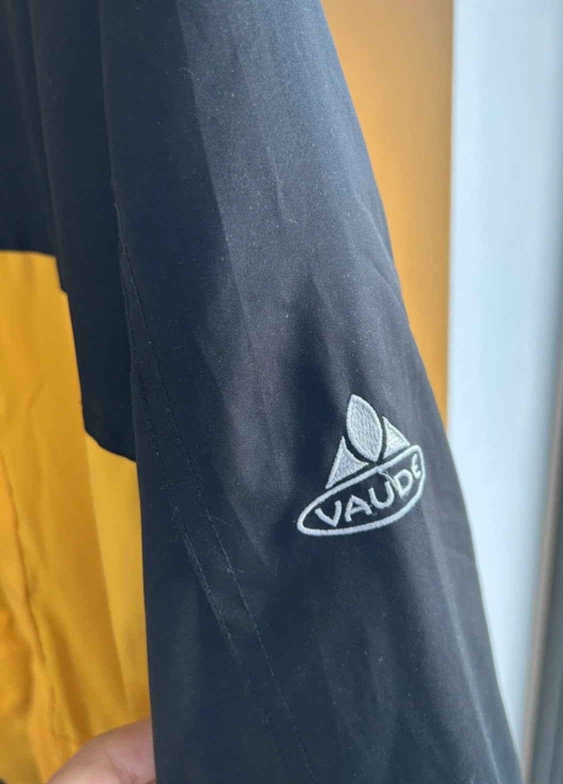 Leicht gefütterte Regen Jacke von Vaude (XL Herren) gelb schwarz