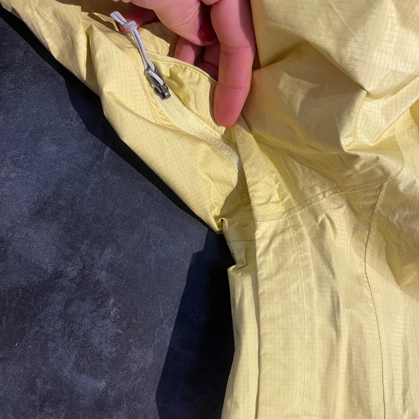 Leichte Regen Jacke von Patagonia (M Damen) gelb