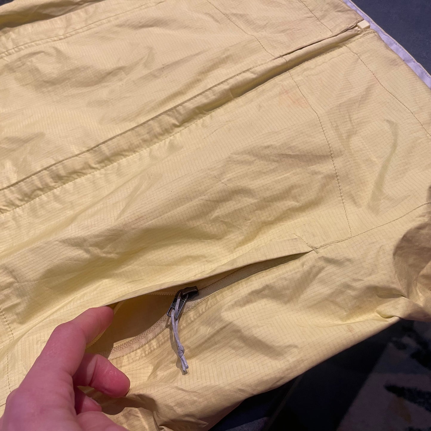 Leichte Regen Jacke von Patagonia (M Damen) gelb