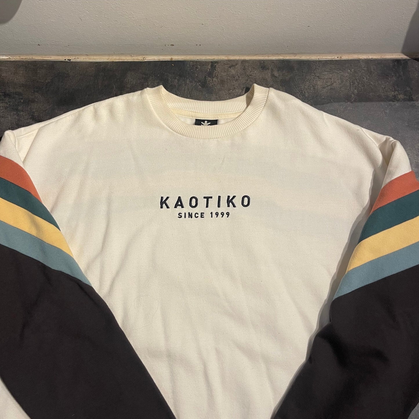 Pullover von Kaotiko (S-M Herren oder M-L Damen) cremeweiß, schwarz, bunt