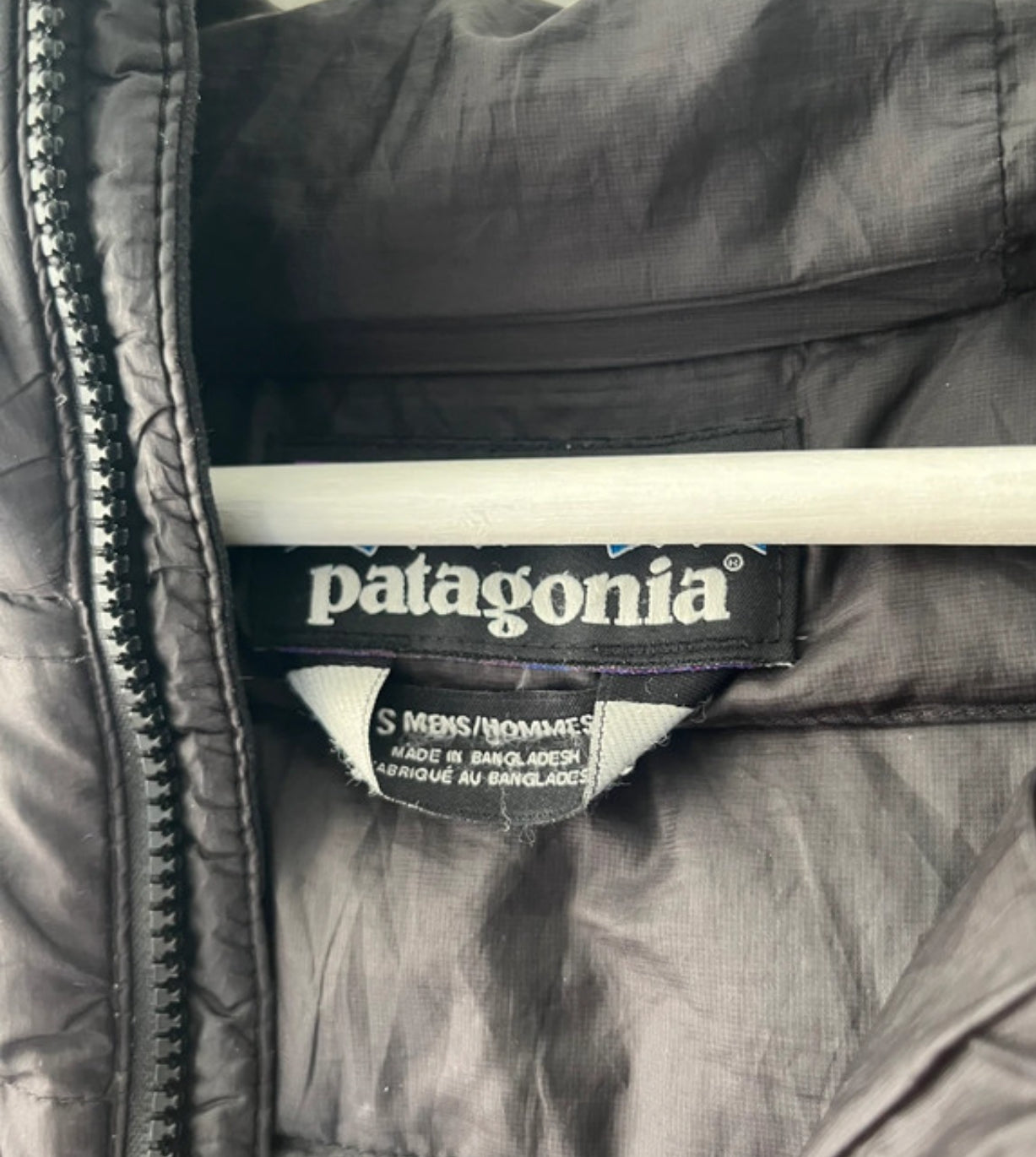 Isolations Daunen Jacke Patagonia (S Herren) schwarz Kapuze