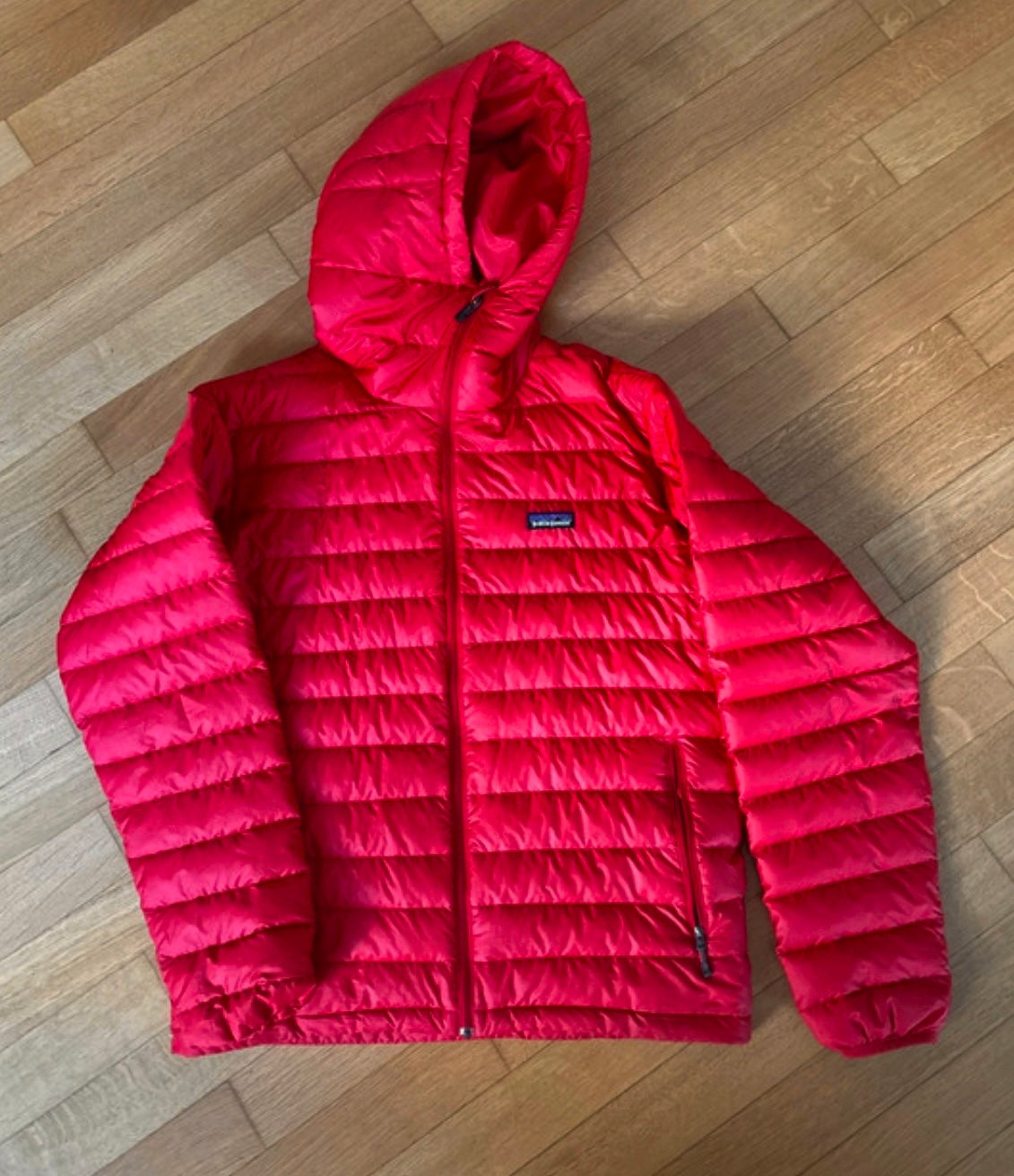 Patagonia Isolations- Daunen Jacke (M Herren) rot mit Kapuze