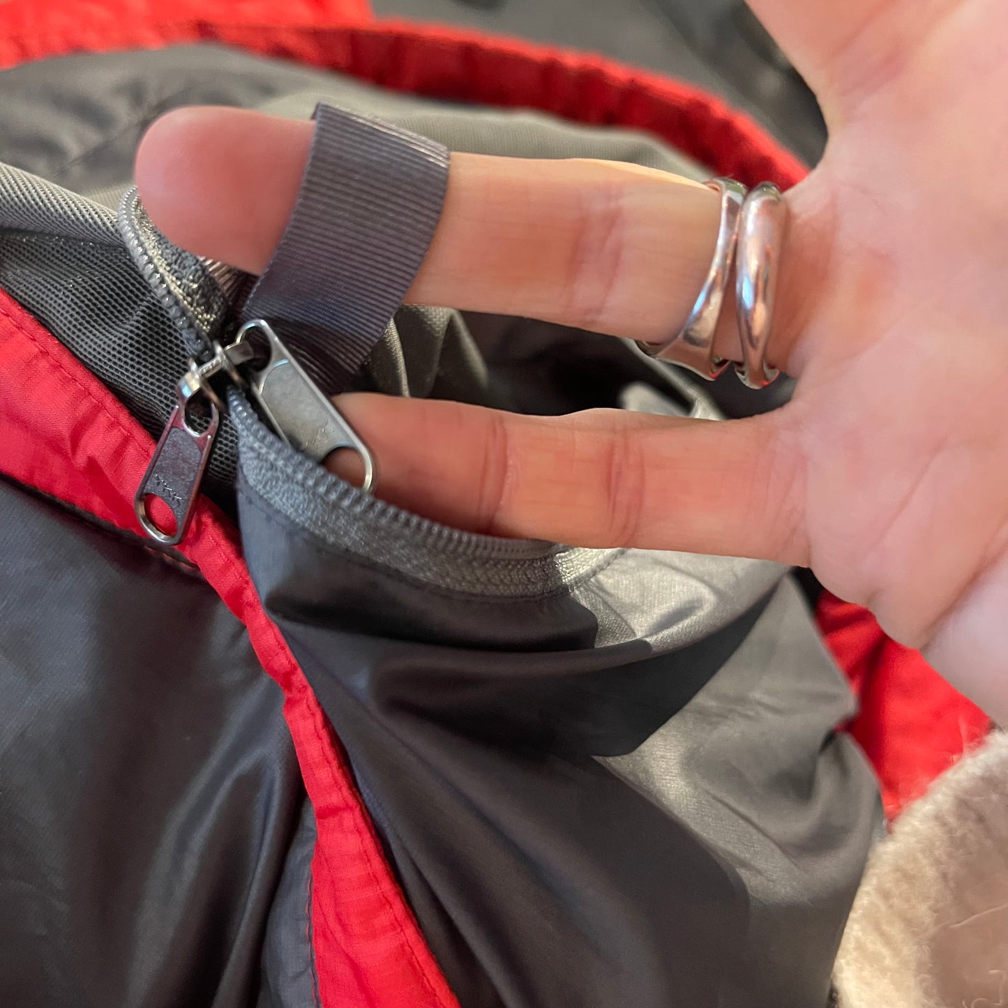 Patagonia Isolations- Daunen Jacke (M Herren) rot mit Kapuze