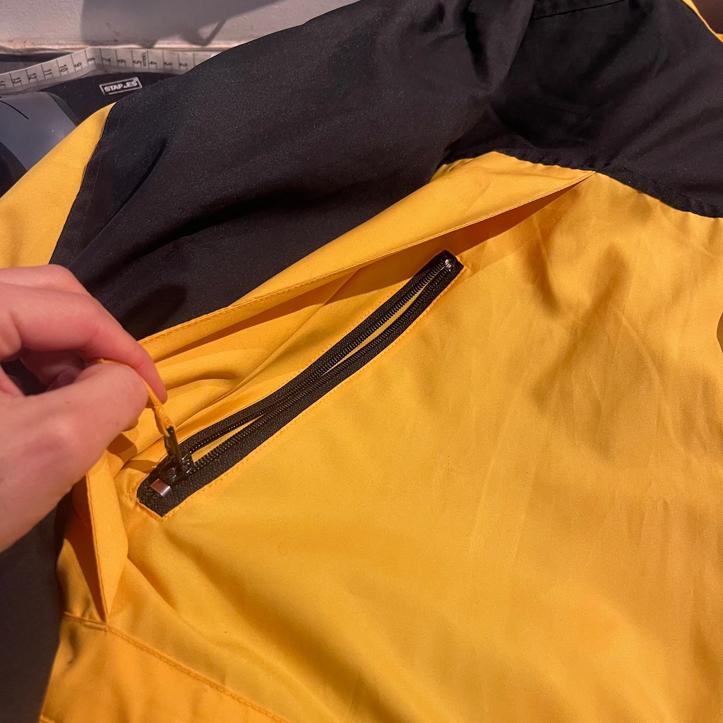 Leicht gefütterte Regen Jacke von Vaude (XL Herren) gelb schwarz