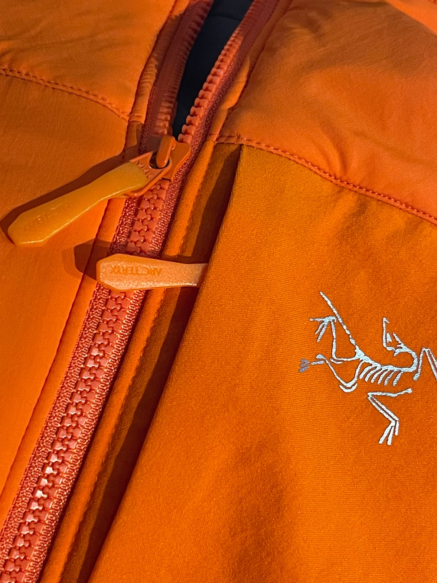 Warme Jacke von Arcteryx Proton Hoody (M Damen) orange