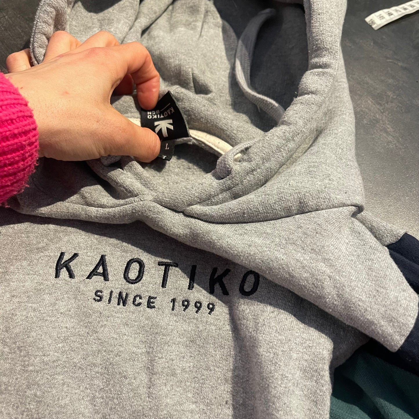 Hoodie von Kaotiko in Größe M Herren / L Damen grau grün