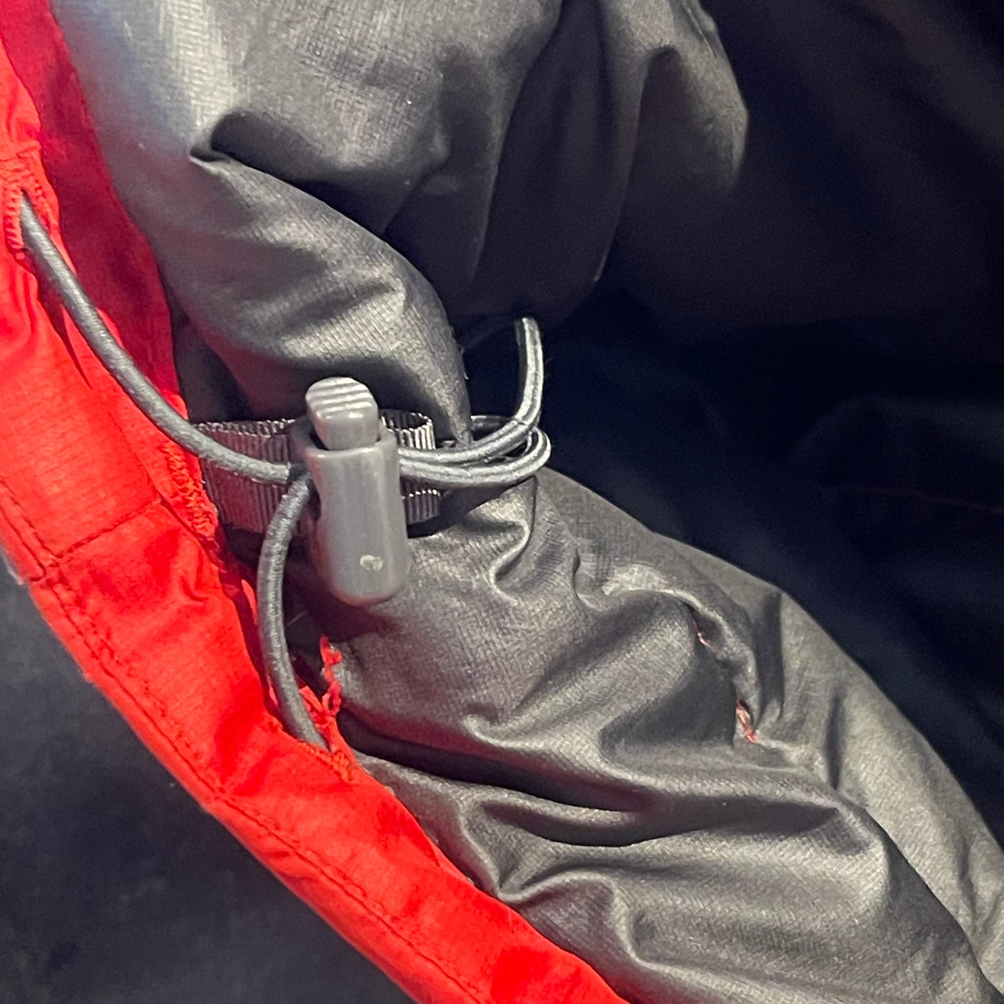 Patagonia Isolations- Daunen Jacke (M Herren) rot mit Kapuze