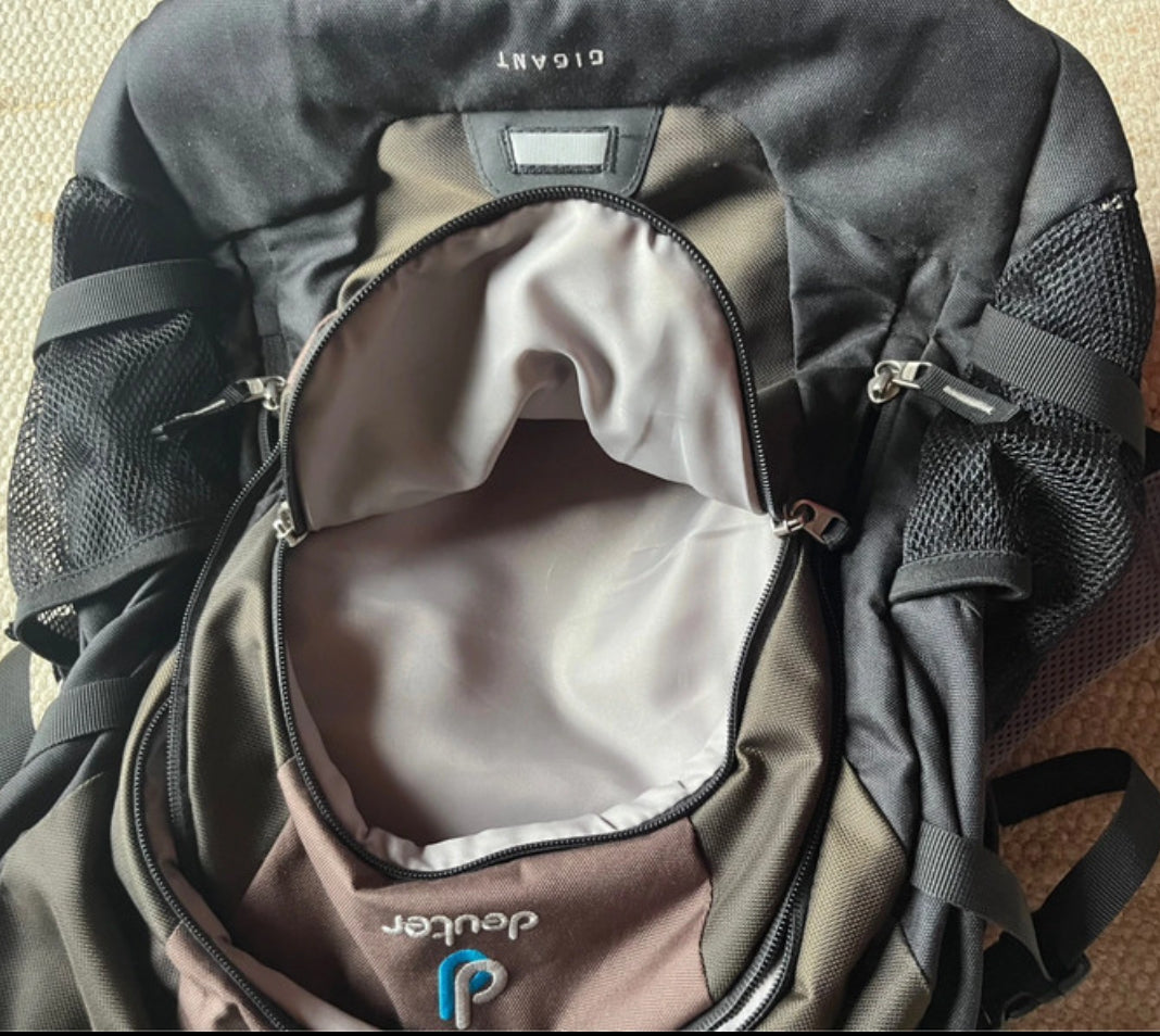 Rucksack von Deuter Gigant Airstripes schwarz braun