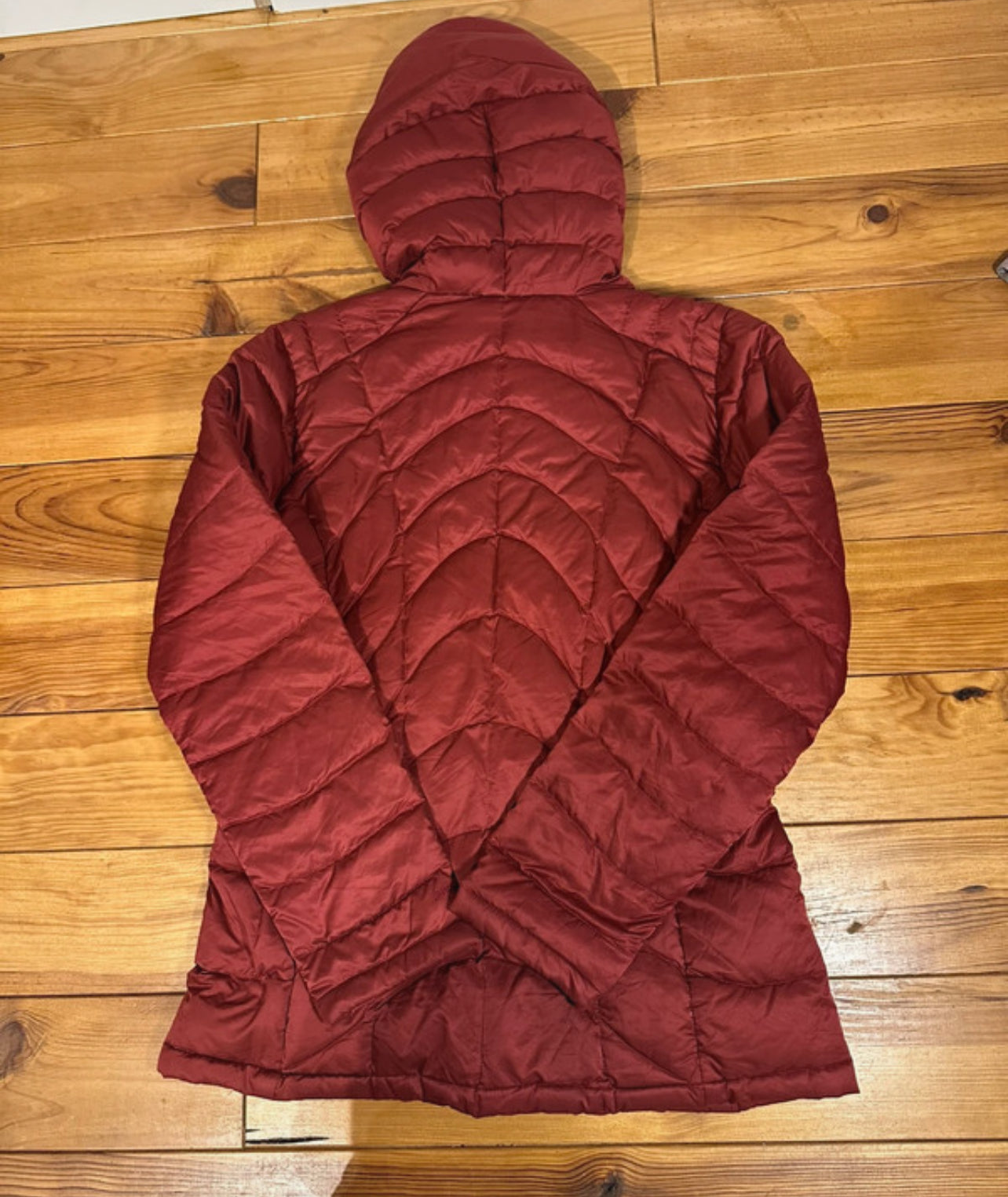 Patagonia Daunen Jacke (M Damen) mit Kapuze dunkelrot