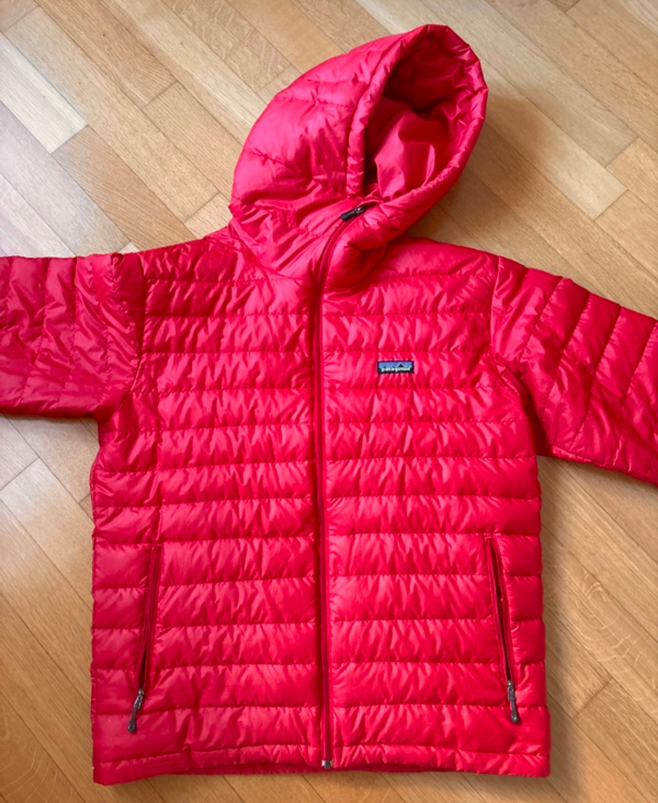 Patagonia Isolations- Daunen Jacke (M Herren) rot mit Kapuze