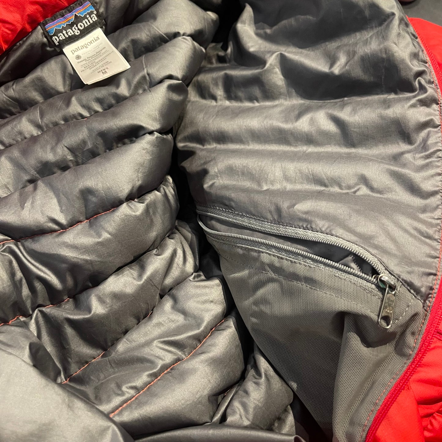 Patagonia Isolations- Daunen Jacke (M Herren) rot mit Kapuze