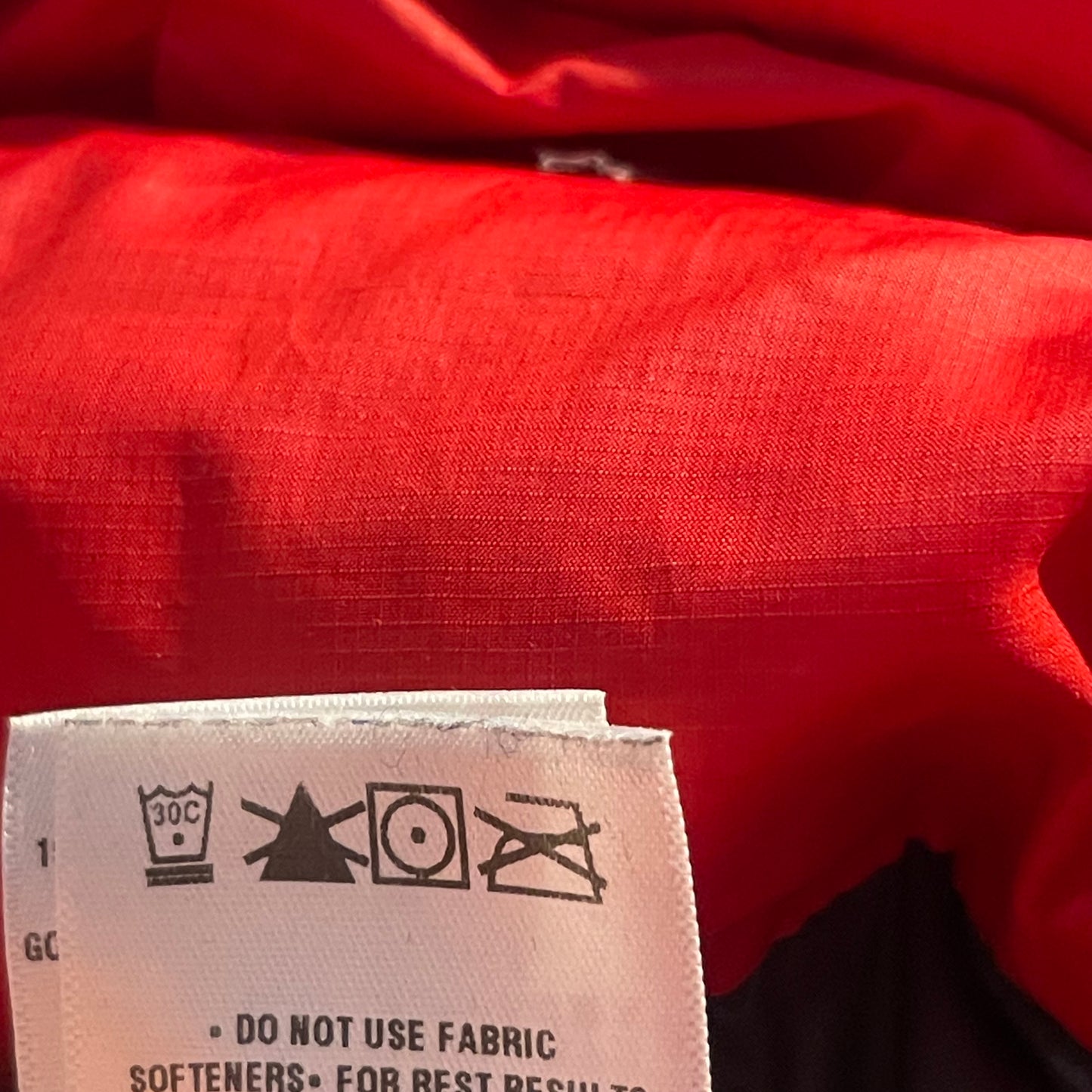 Patagonia Isolations- Daunen Jacke (M Herren) rot mit Kapuze
