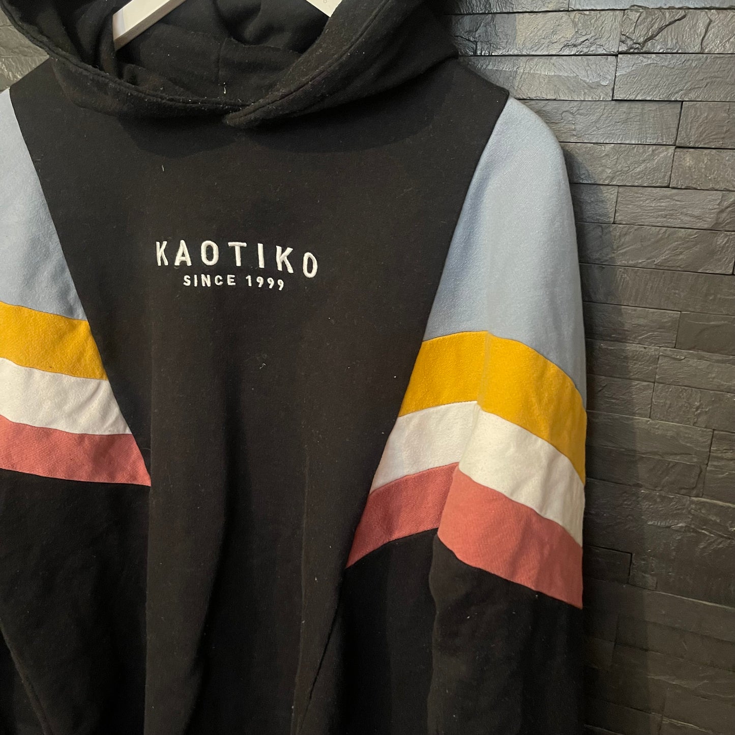 Hoodie von Kaotiko in Größe L / XL schwarz bunt