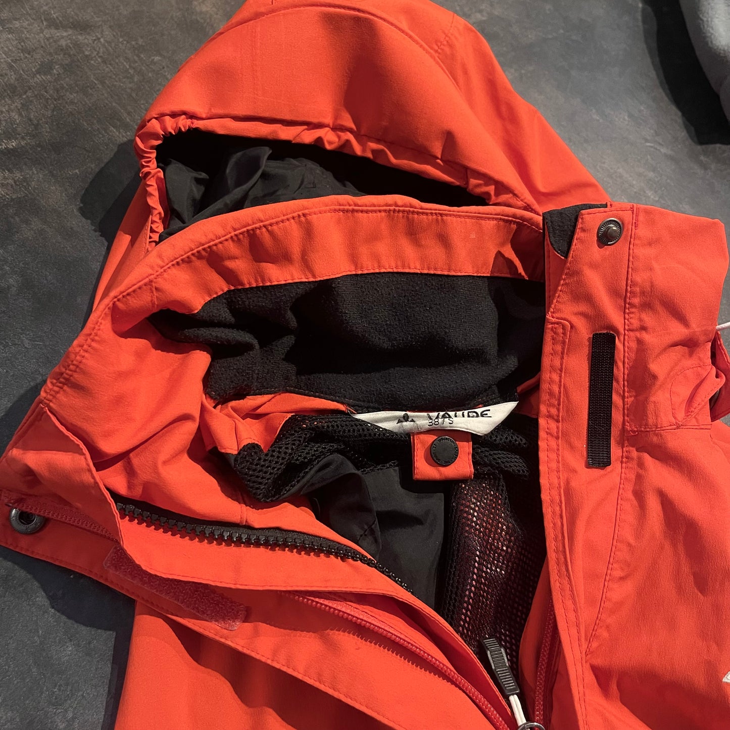 Regen Jacke von Vaude (M Damen) korallenrot Hardshell