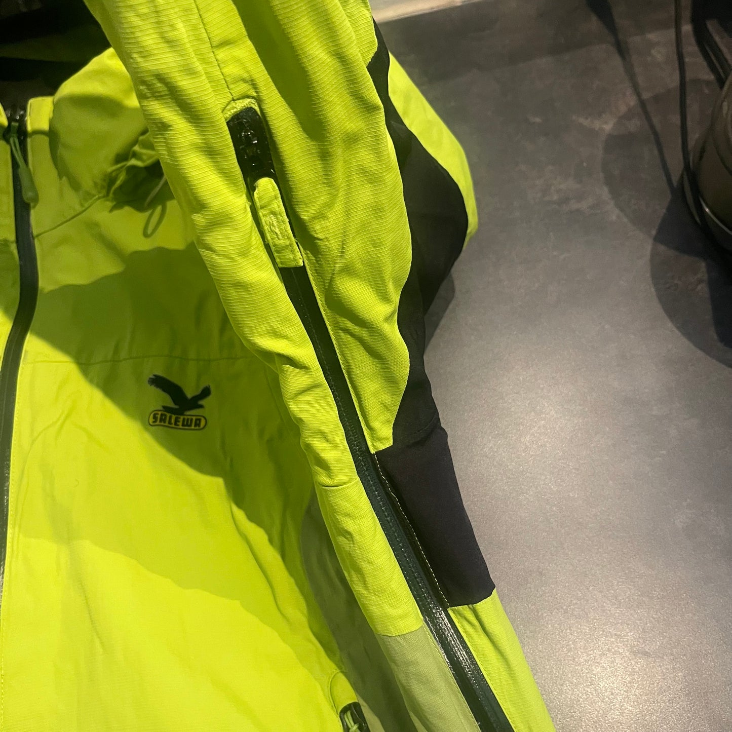 Snowboard Jacke von Salewa (L Herren) wasserdicht grün