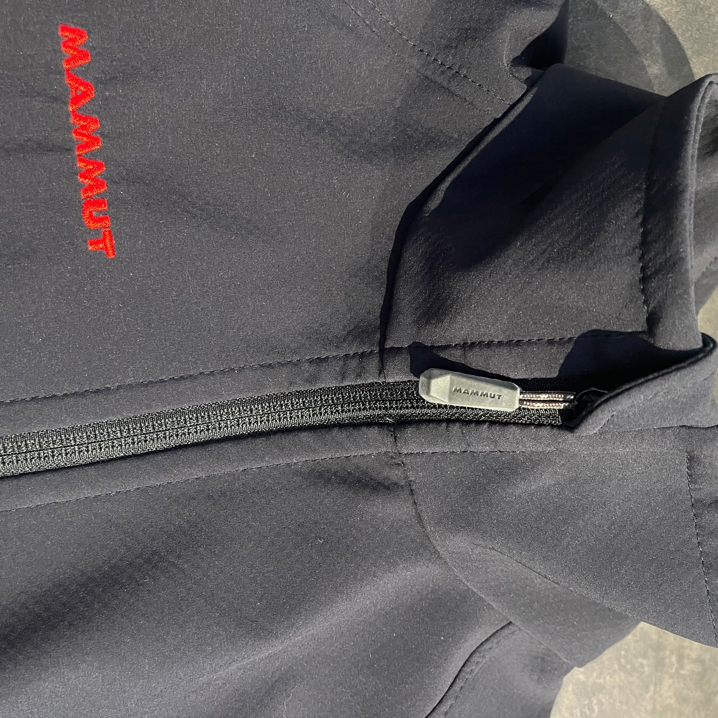 Soft Tech Jacke von Mammut (S Damen) schwarz wind- wasserabweisend