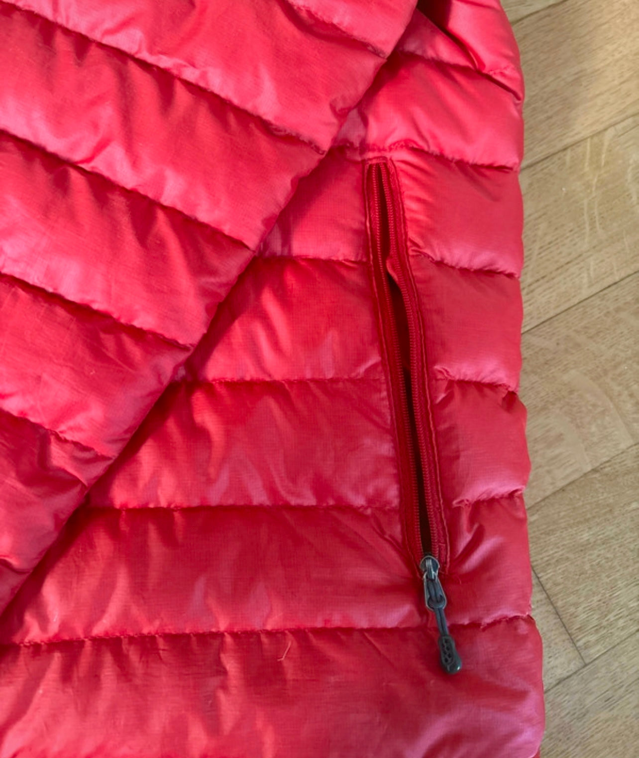 Patagonia Isolations- Daunen Jacke (M Herren) rot mit Kapuze