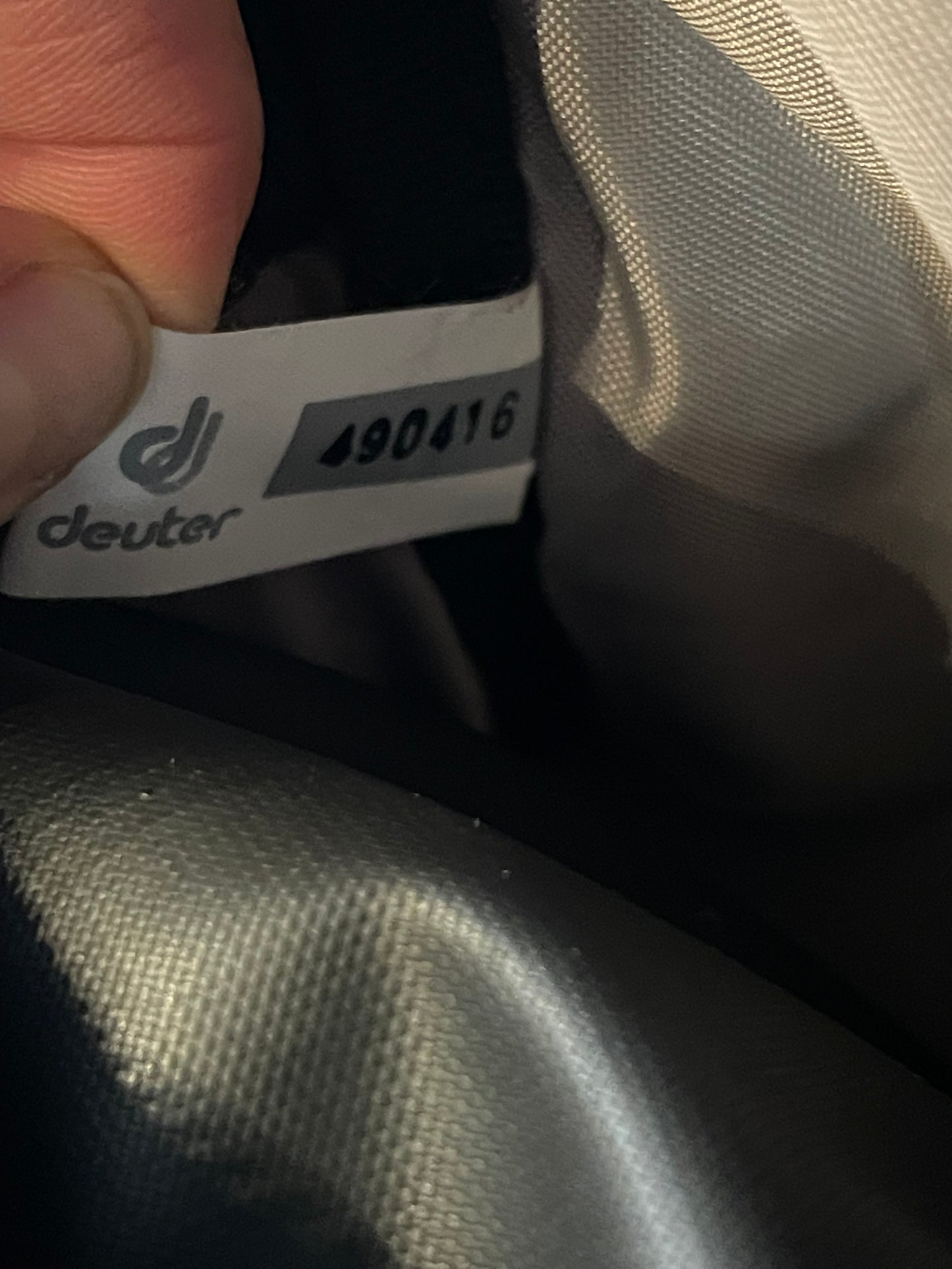 Rucksack von Deuter Giga Airstripes schwarz khaki