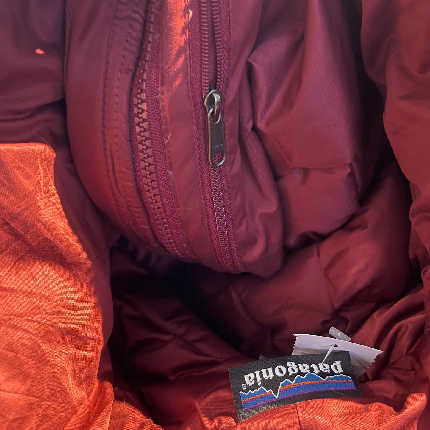 Patagonia Daunen Jacke (M Damen) mit Kapuze dunkelrot