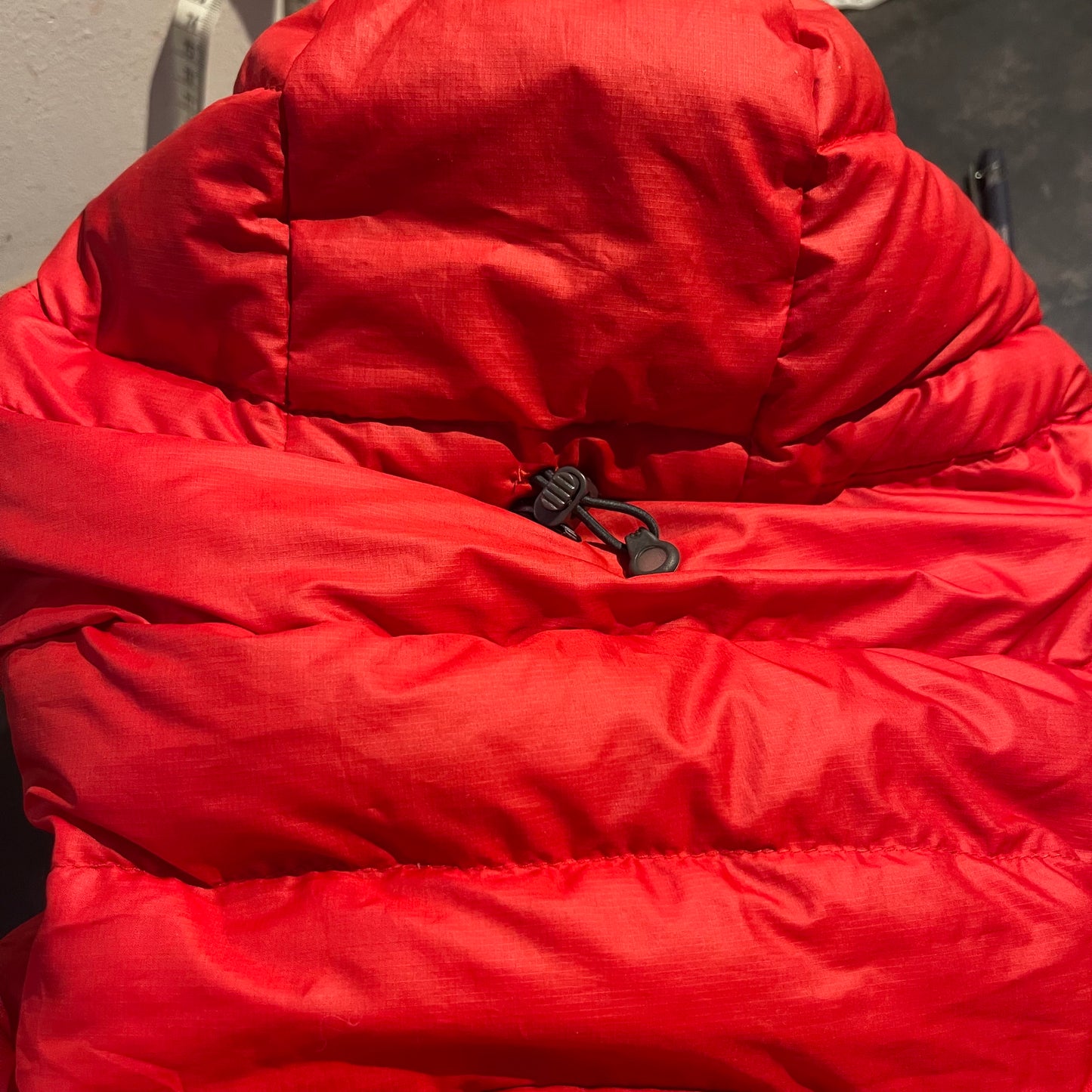 Patagonia Isolations- Daunen Jacke (M Herren) rot mit Kapuze