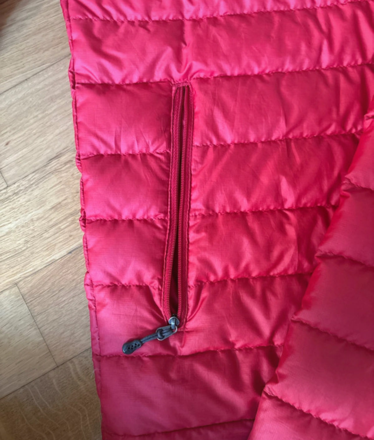 Patagonia Isolations- Daunen Jacke (M Herren) rot mit Kapuze