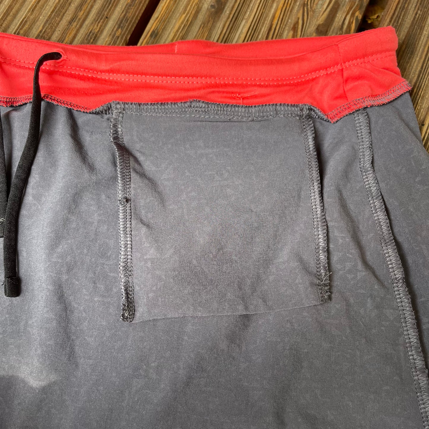 Funktioneller Sport Rock (Damen M) grau, neon-rot mit Muster