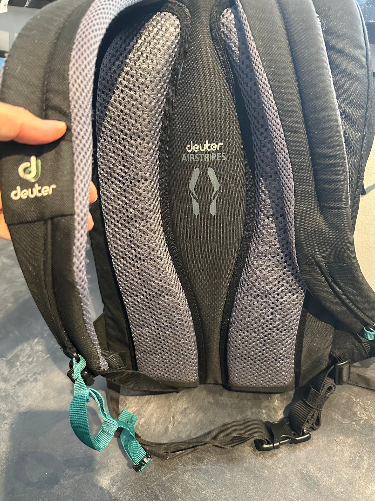 Rucksack Deuter Giga Airstripes 28L schwarz grau