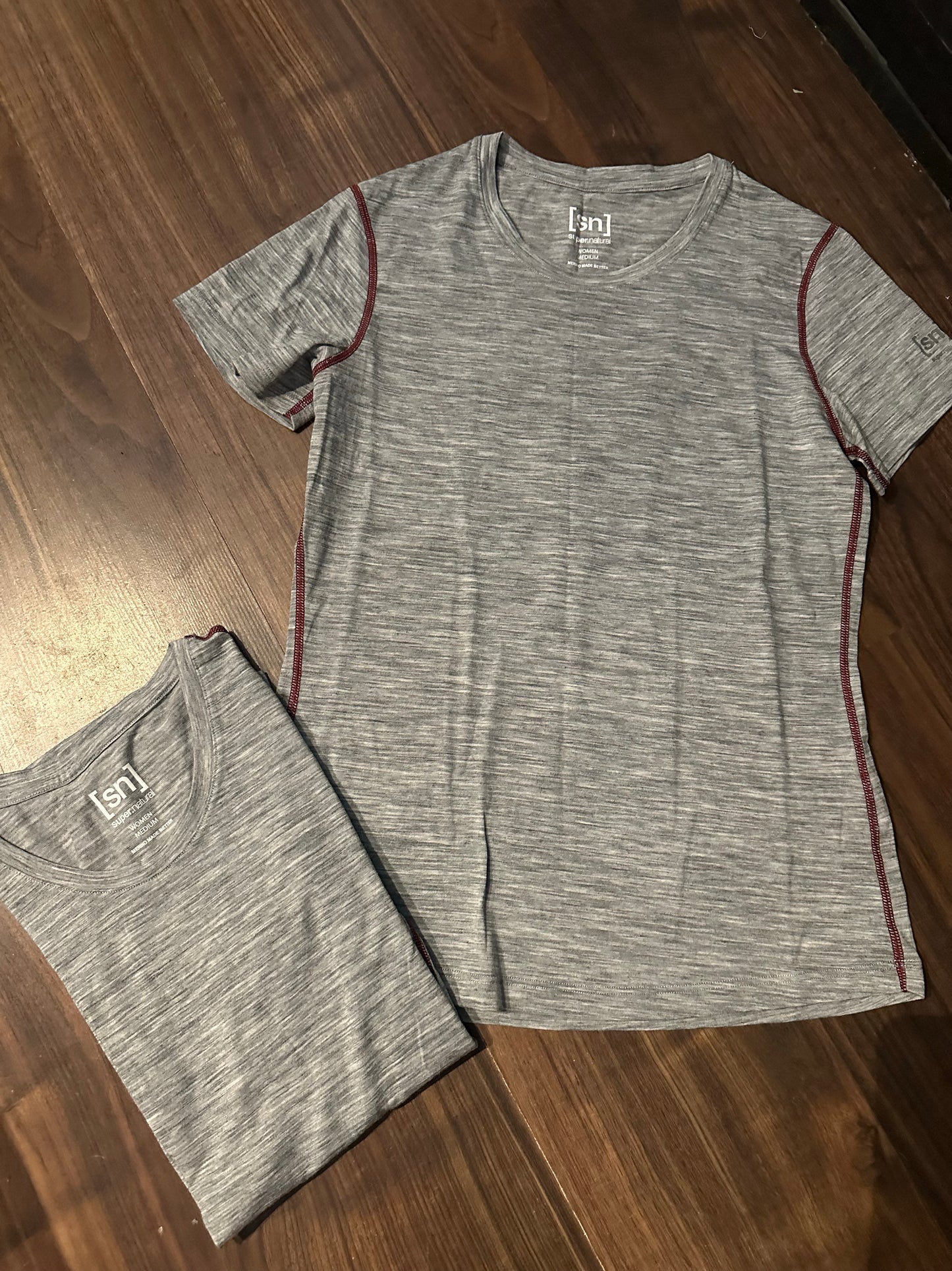 4 Funktions-T-Shirts von SuperNatural Merino (M Damen) grau/bordeaux