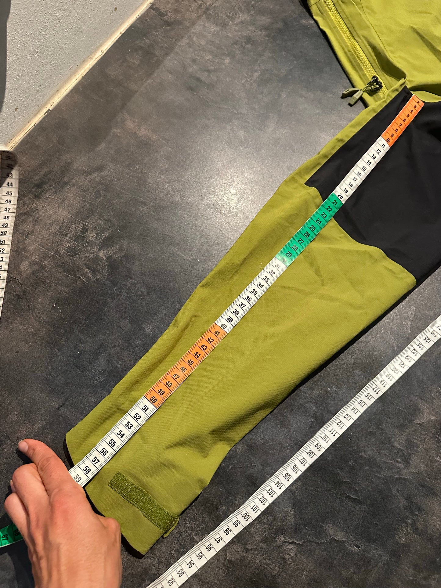 Regen Jacke von Vaude (M Herren) olive grün schwarz