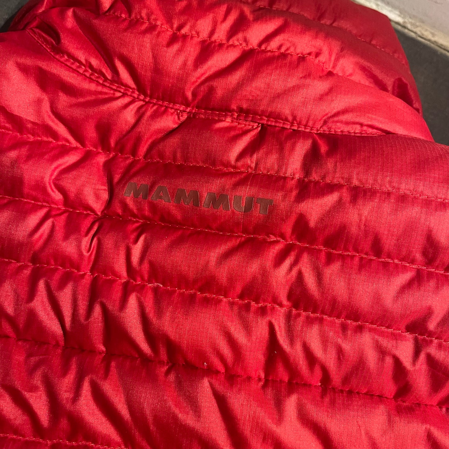 Daunen- Jacke von Mammut (XS und S Damen) rot