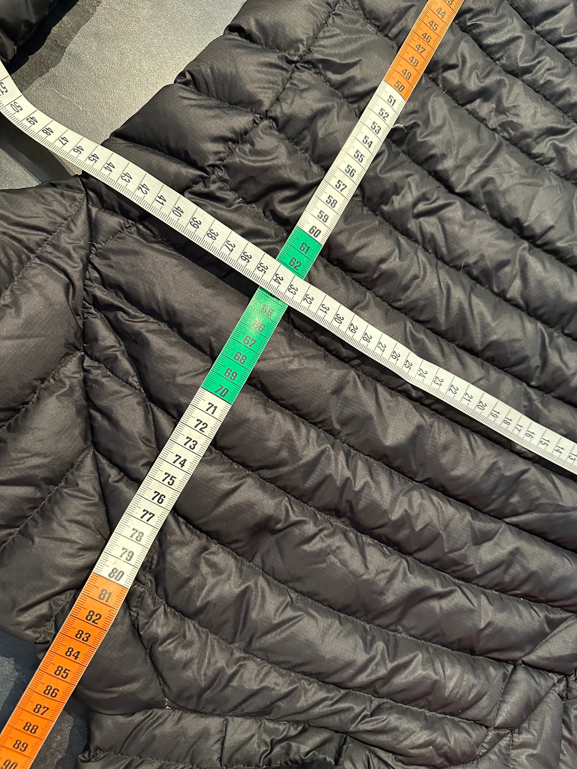Daunen Mantel von Rab (S Damen) Kapuze schwarz - wanderlich.com