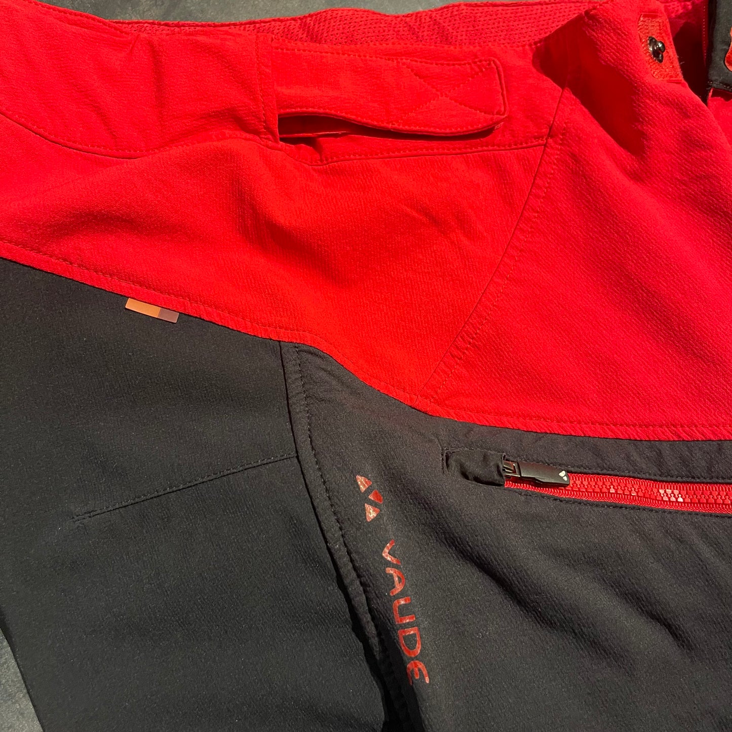 Zip Off Hose von Vaude (M: 48 Herren) Softshell 2in1 rot schwarz