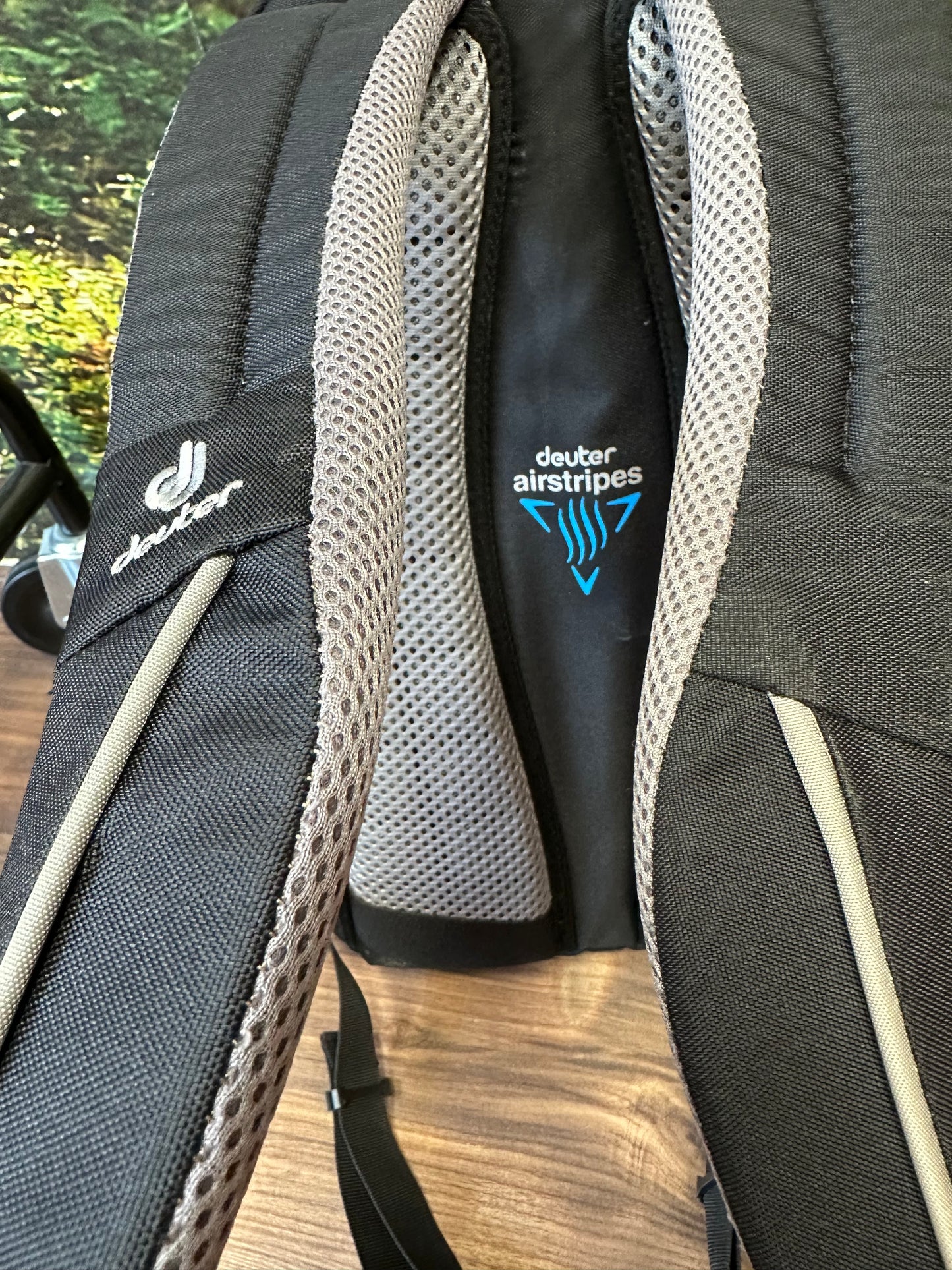 Rucksack von Deuter Giga Airstripes schwarz grau
