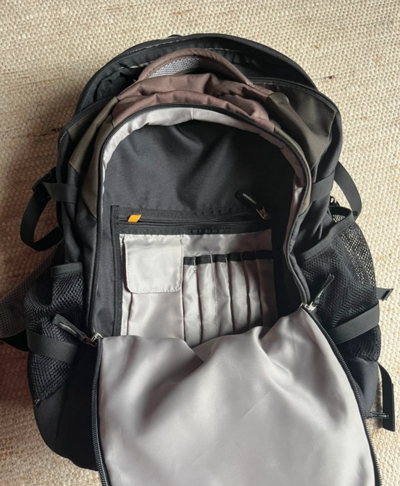 Rucksack von Deuter Gigant Airstripes schwarz braun