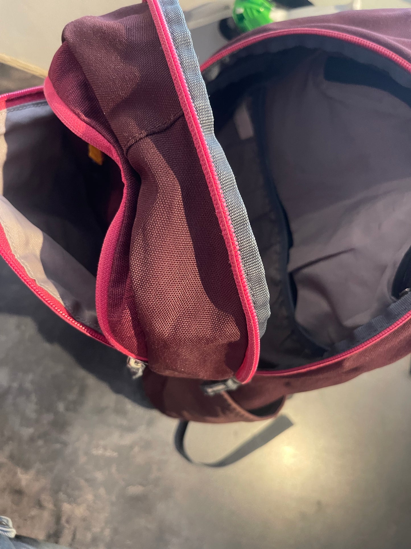 Deuter Rucksack beerenfarbig AirStripes - wanderlich.com