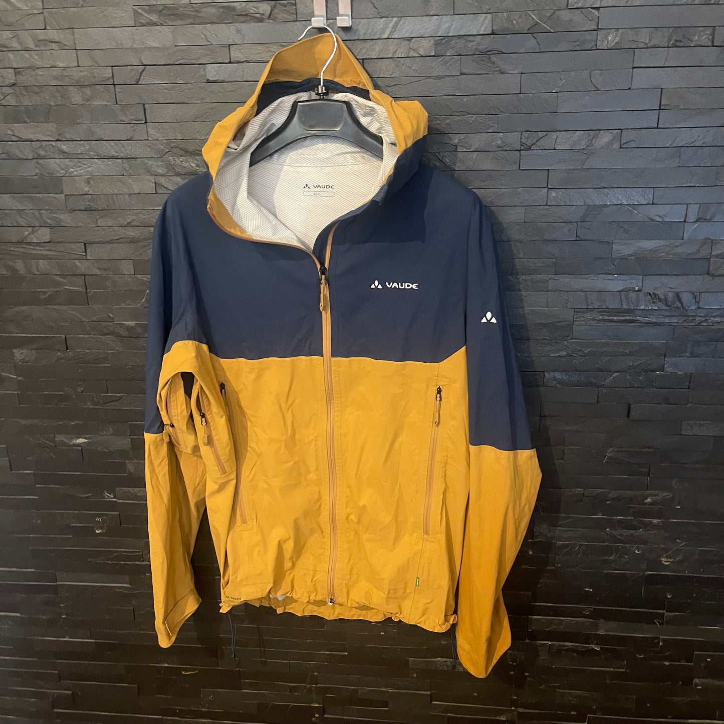 Leichte Hardshell Jacke von Vaude 2,5 L (L Herren) blau gelb