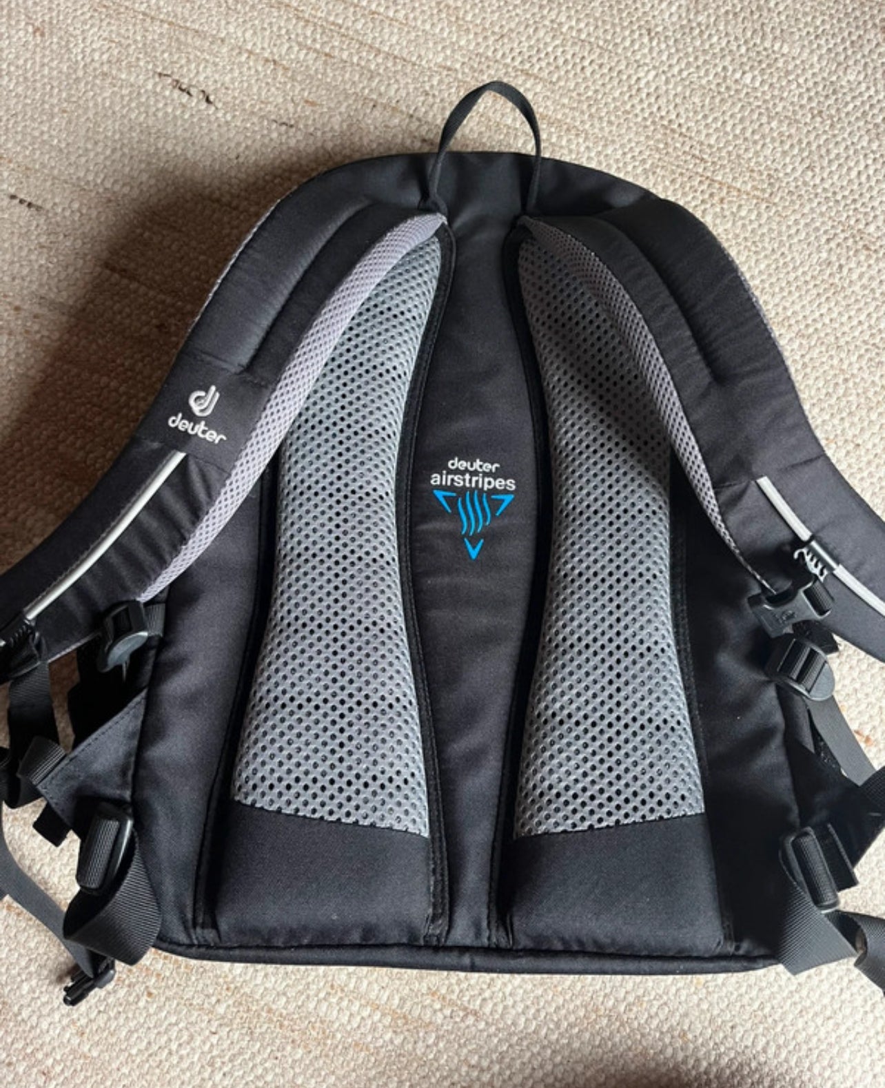 Rucksack von Deuter Gigant Airstripes schwarz braun
