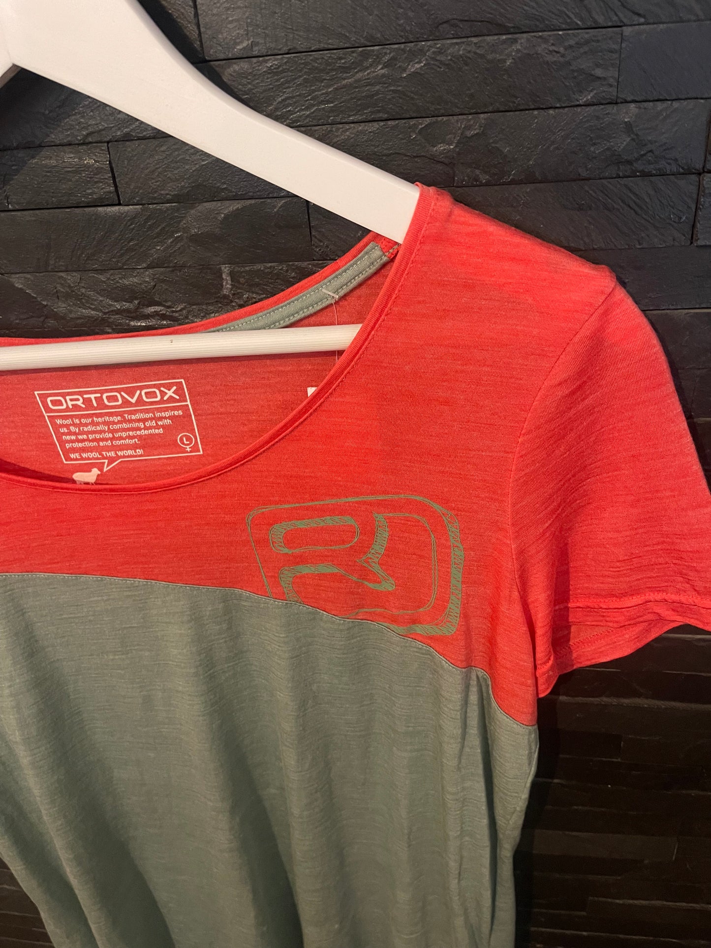T-Shirt von Ortovox Merinowolle (L Damen) grün rot - wanderlich.com