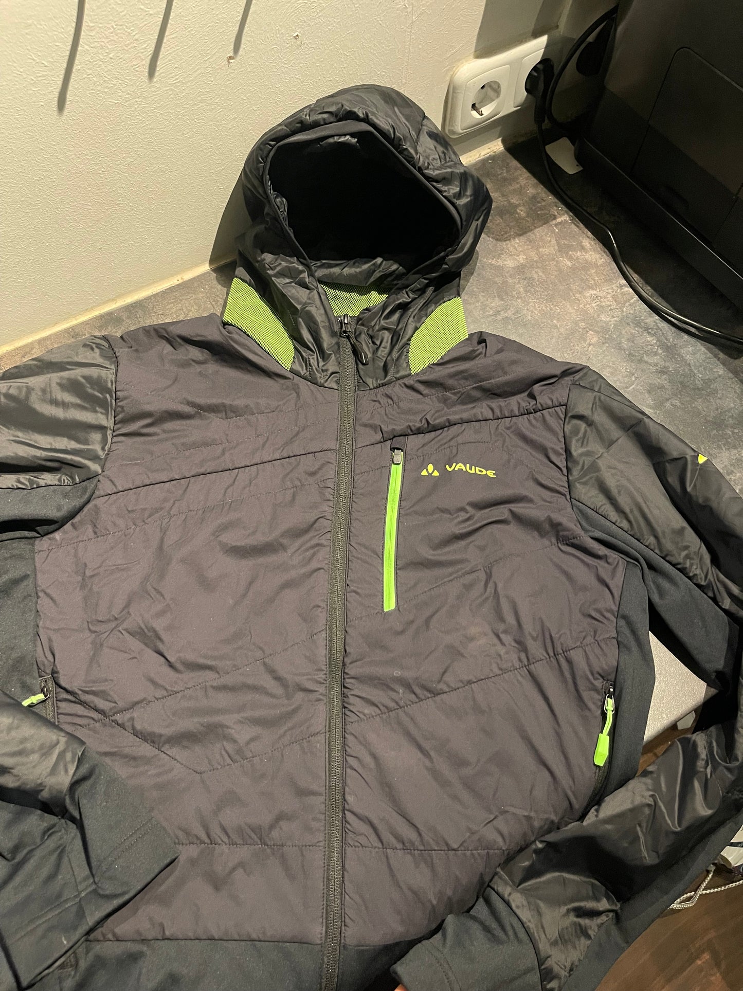 Primaloft Jacke von Vaude (Herren XL/ 54 ) Kapuzenjacke schwarz