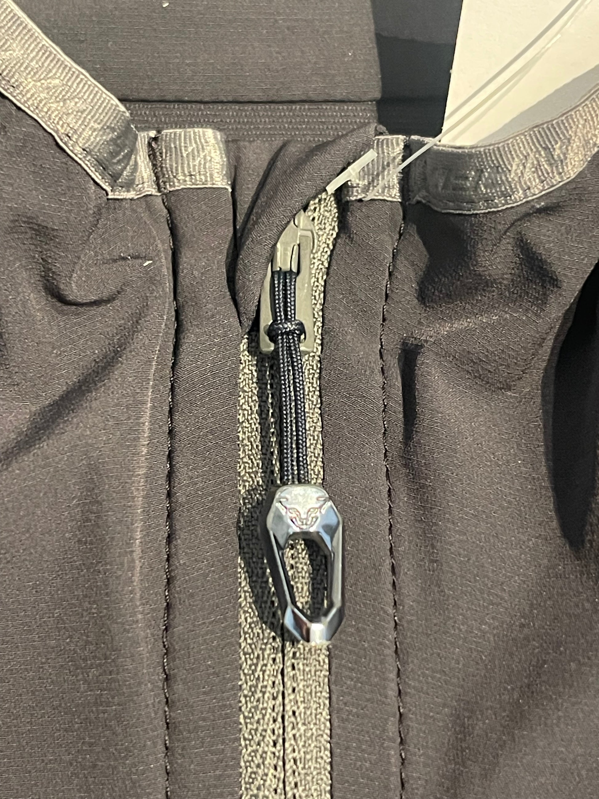 Leichte Wind Weste von Dynafit (M / L Damen) Laufweste Anthrazit - wanderlich.com