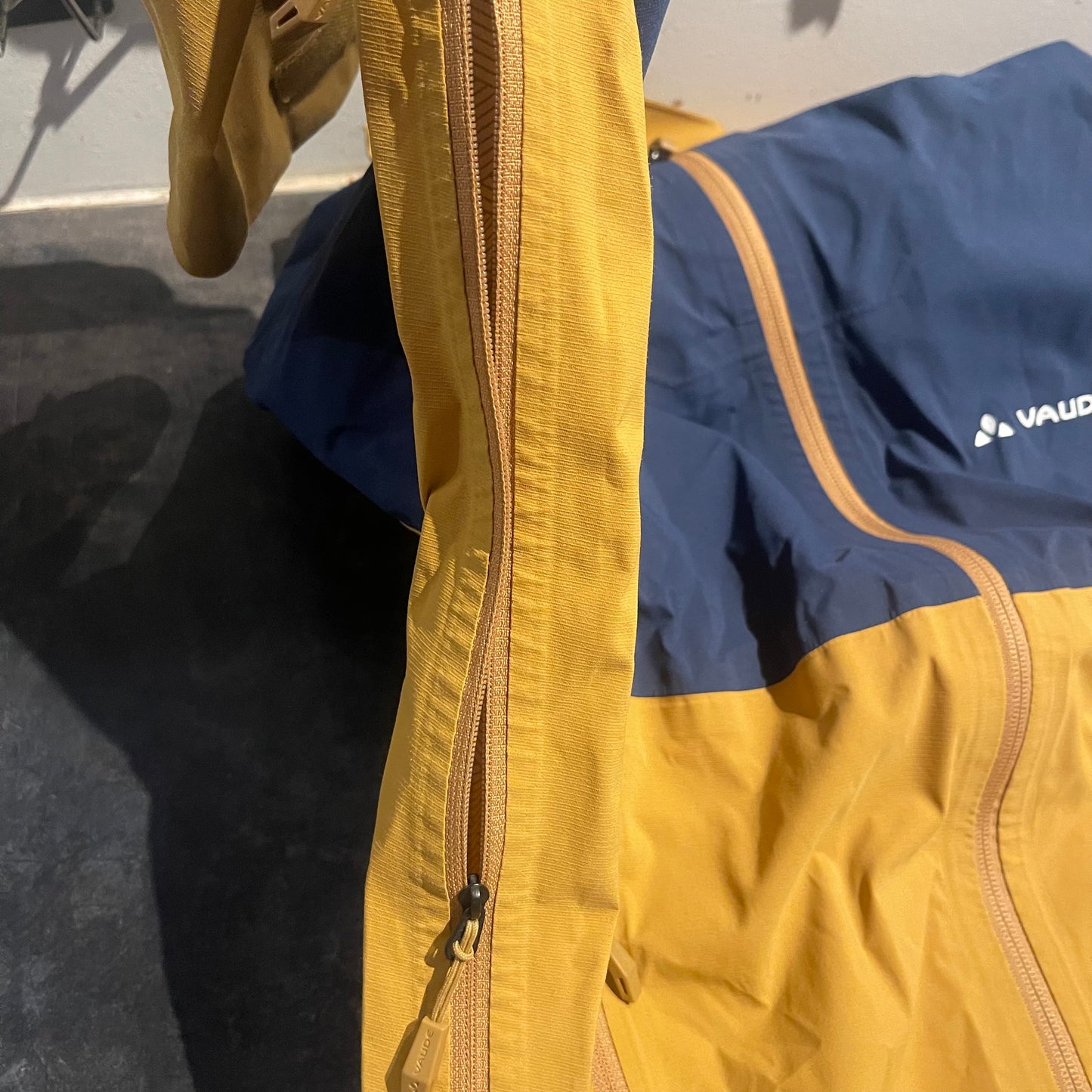 Leichte Hardshell Jacke von Vaude 2,5 L (L Herren) blau gelb
